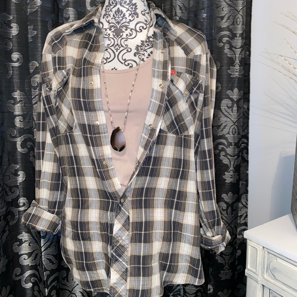 ELY-PLAINS’ Women’s lightweight plaid print button-up shirt. Size large - Picture 3 of 7
